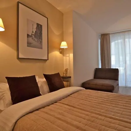 Bourbons Apartment *